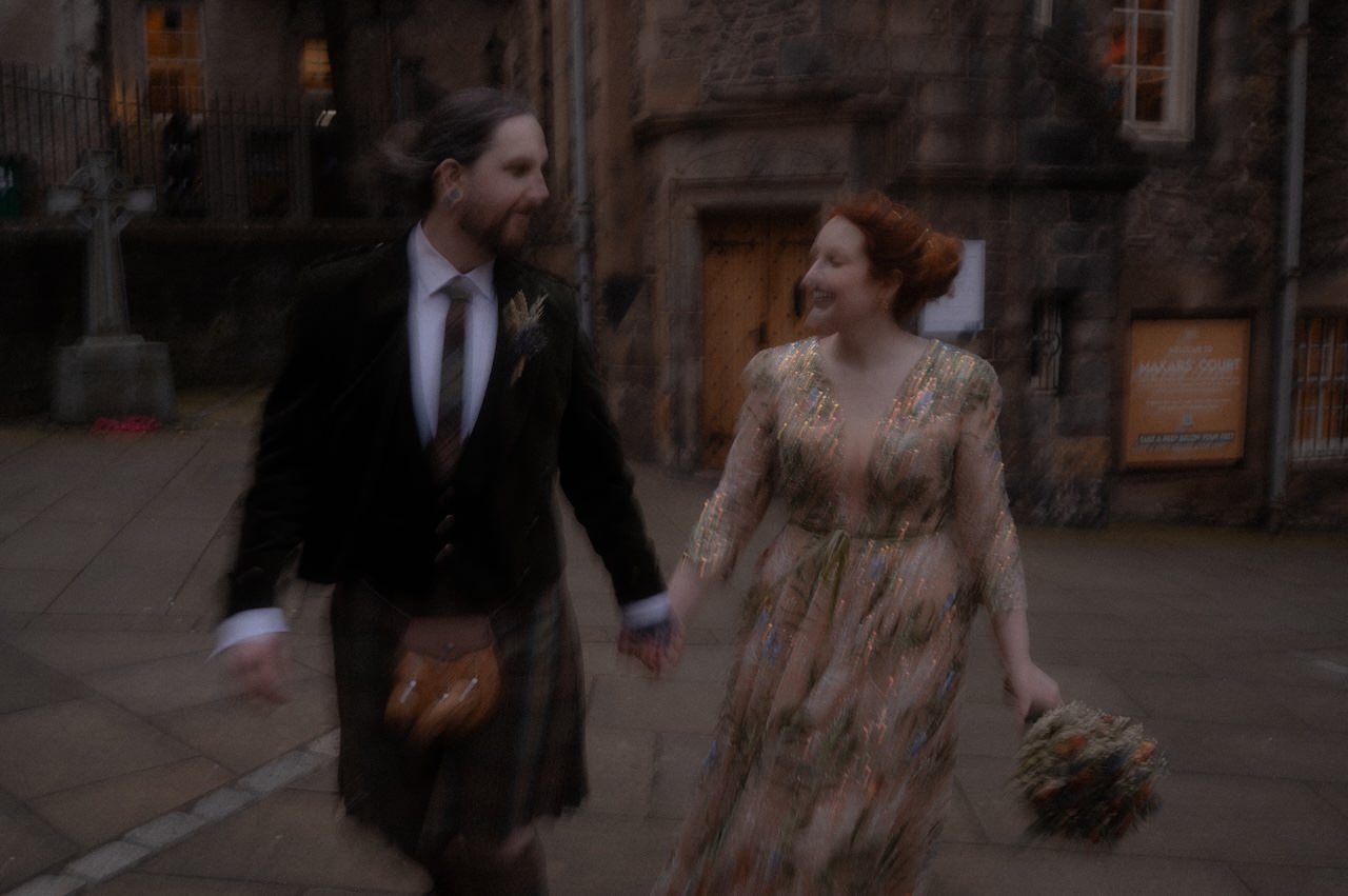 Edinburgh Weddings for Couples Who Hate the Spotlight 4 Edinburg weddings old town session